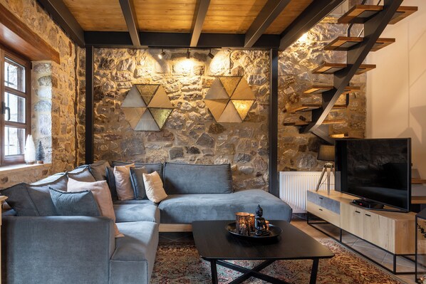 TV - Luxury 3-Bedroom Villa - ideal for families - 25 mins to ski center of Kalavrita (Krioneri)