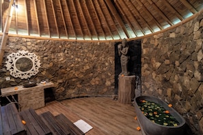 Signature Room | Bathroom | Free toiletries, hair dryer, bathrobes, towels - Padi Bali Retreat (Payangan)