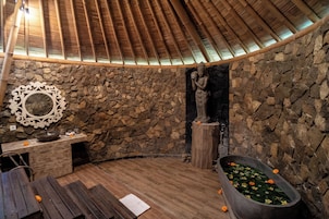 Habitación Signature | Baño | Artículos de higiene personal gratuitos, secador de pelo y albornoces