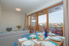 Leilighet, bassengutsikt | Spiseområde på rommet