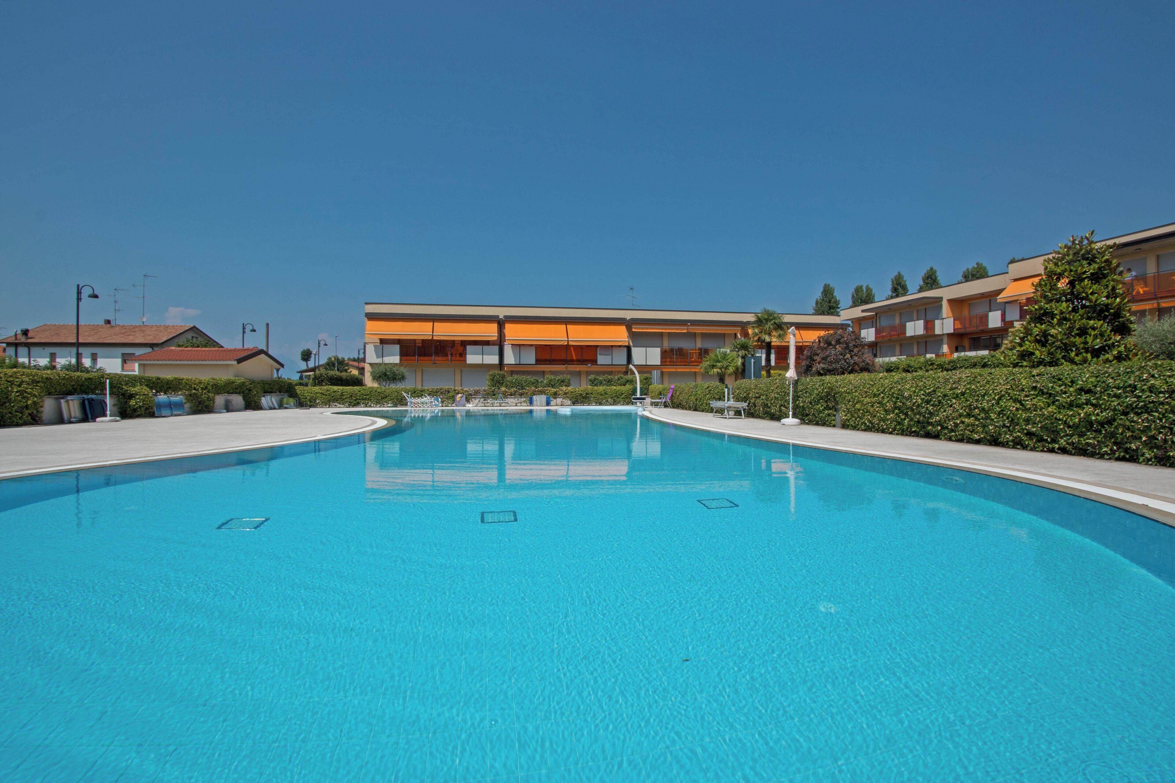 Piscine extérieure (ouverte en saison), chaises longues
