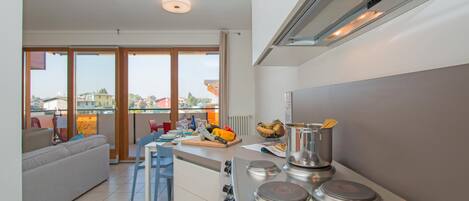 Lägenhet - utsikt mot poolen | Eget kök | Kaffe- och tebryggare, vattenkokare, brödrost och matbord