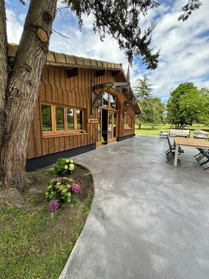 Outdoor dining - 4 Bedroom Private vacation home in Lanton (Lanton)