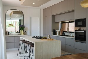 Geladeira, micro-ondas, fogão, cooktop