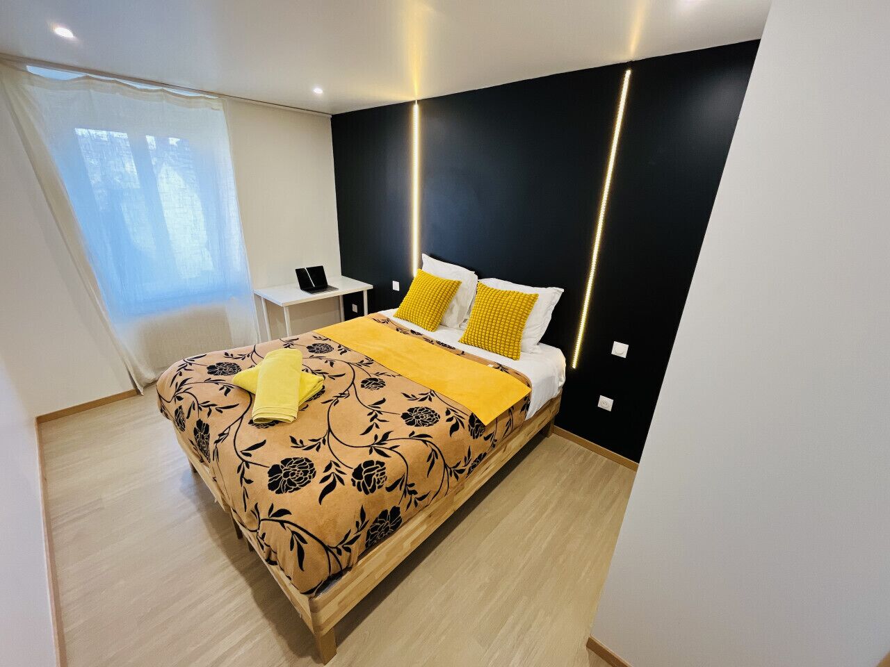 1 bedroom, desk, travel cot, WiFi