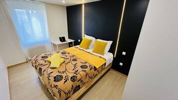 1 bedroom, desk, travel cot, WiFi