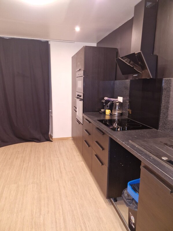 Fridge, coffee/tea maker, cookware/dishes/utensils, dining tables