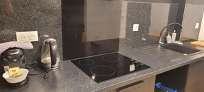 Kjøleskap, kaffetrakter/tekoker, kjøkkenutstyr og spisebord