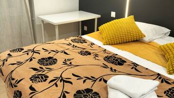 1 slaapkamer, een bureau, reisbedje, wifi