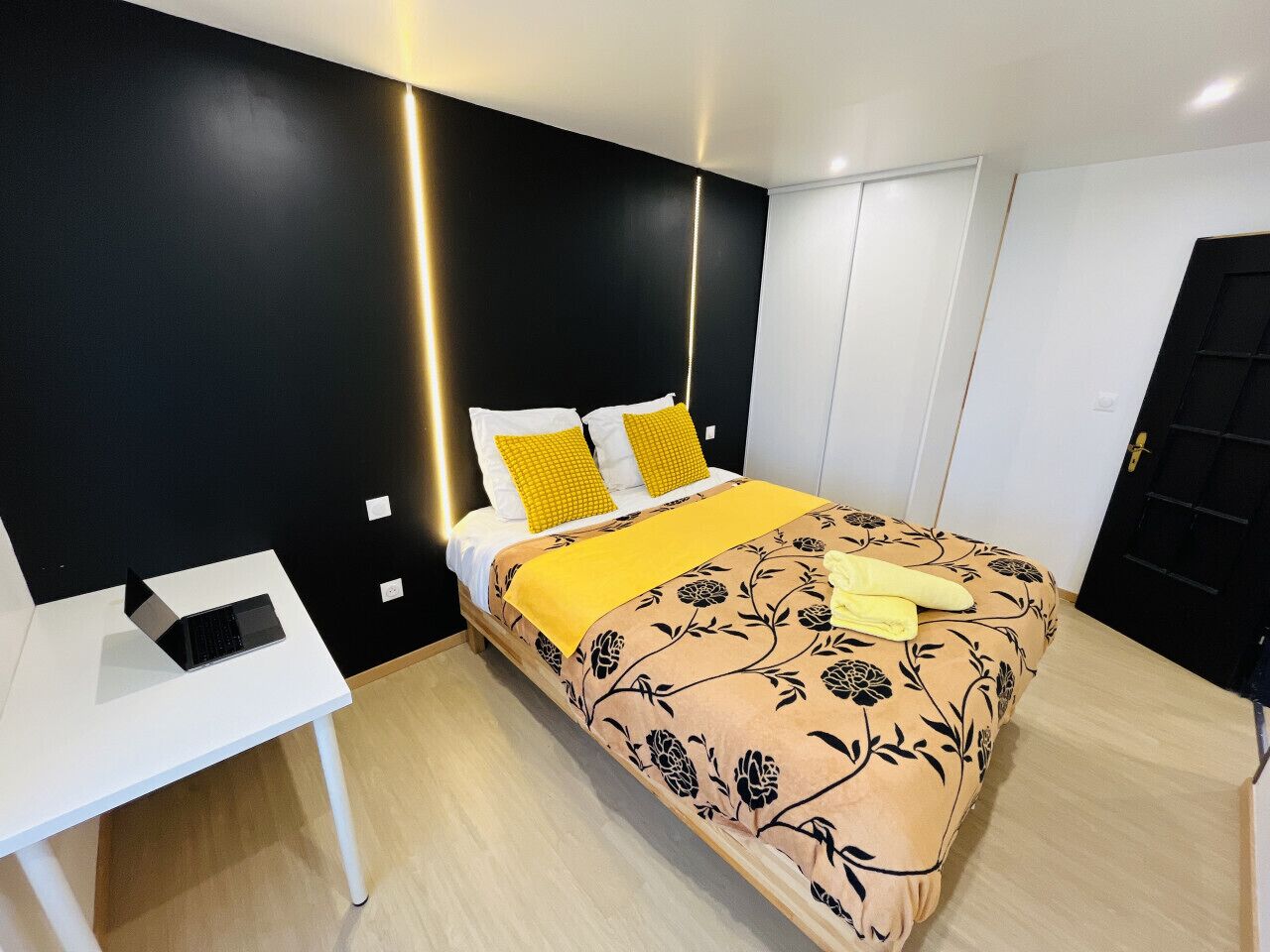 1 Schlafzimmer, Schreibtisch, Reisekinderbett, WLAN