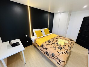 1 slaapkamer, een bureau, reisbedje, wifi