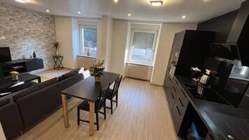 Kühlschrank, Wasserkocher mit Kaffee-/Teezubehör