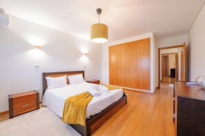 3 chambres, fer et planche à repasser, Wi-Fi, literie fournie