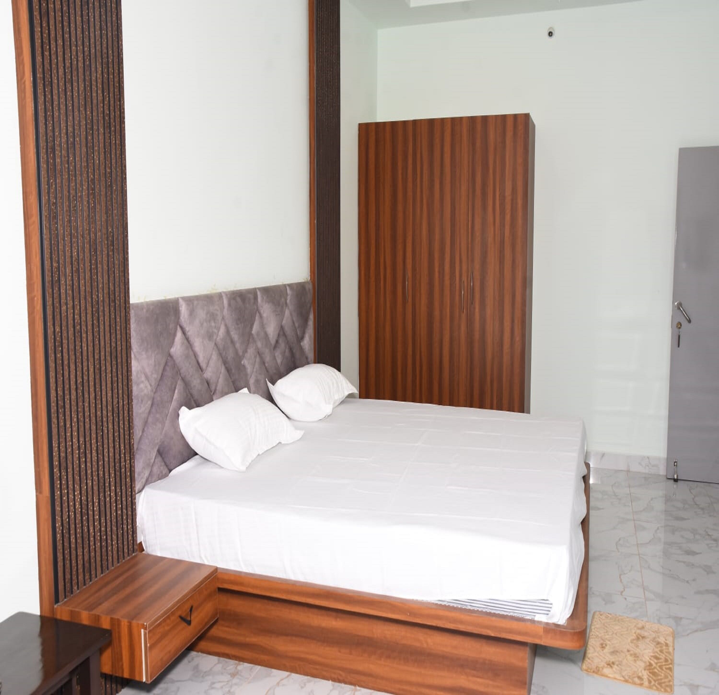 Roba de llit hipoal·lergògena, escriptori, wifi gratuïta i roba de llit 