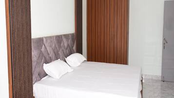 Hypo-allergenic bedding, desk, free WiFi, bed sheets