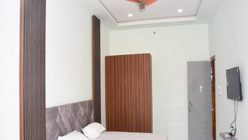 Double Room | Hypo-allergenic bedding, desk, free WiFi, bed sheets