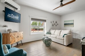 TV - The King Suites at 493 - 8 Suites, 16 Bedrooms (Charleston)