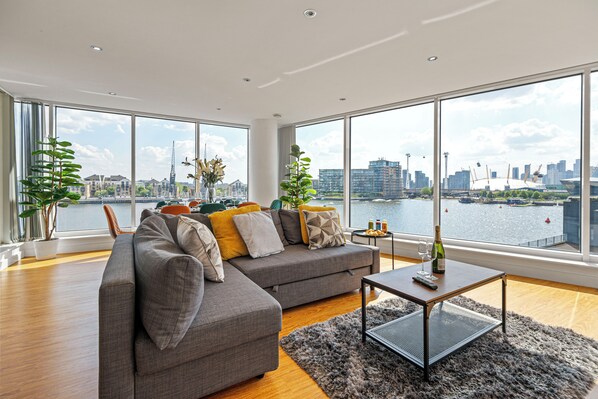 Smart TV - MARINA VIEW HAVEN- Stylish 2-Bedroom Retreat Near Excel London. (London)