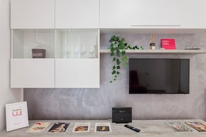 Huoneisto | Oleskelualue | 35–tuumainen televisio, jossa digitaalikanavat