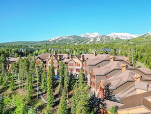 Exterior - ✨ Seasons at BlueSky - Lux Penthouse 🏔️ Ski In/Ski Out 🎿 Spa 🧖‍♀️Resort Pool (Breckenridge)
