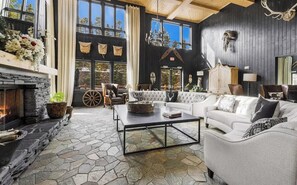 TV connectée, cheminée, table de tennis de table