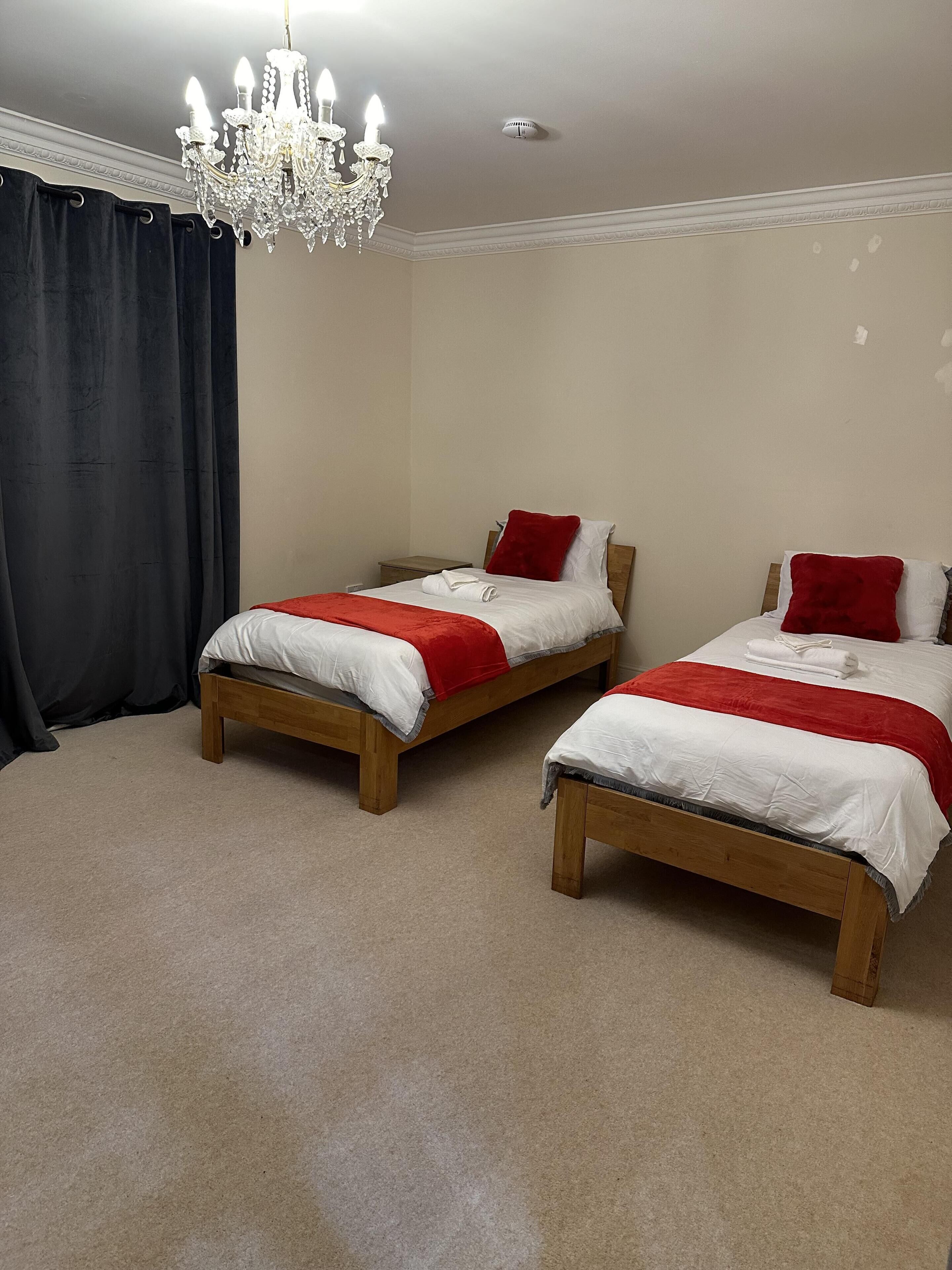 House | 5 bedrooms, free WiFi, bed sheets