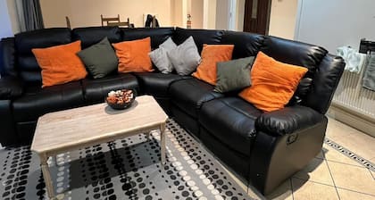 Captivating 5-bed House in Milton Keynes
