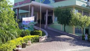 A hotel with a modern design, featuring a prominent entrance and a sign that reads "Viet Than Hotel". - Viet Thai Hotel (Bac Hong Linh)