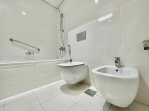 华丽公寓 | 浴室 | 淋浴设施、拖鞋、毛巾、肥皂