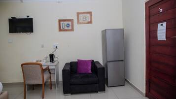 Deluxe Room | 1 bedroom, individually decorated, individually furnished, desk