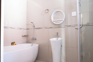 Familien-Studiosuite | Badezimmer | Regendusche, Handtücher, Seife, Toilettenpapier
