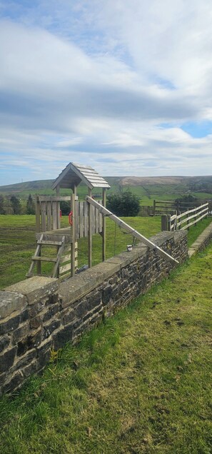 House | Children's area - Delightful Space-view Farmhouse Astronauts Lodge (Bacup)