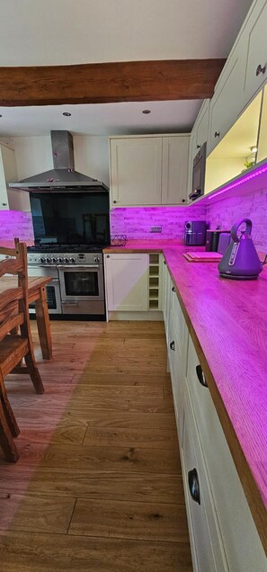 House | Private kitchen | Fridge, microwave, oven, stovetop - Delightful Space-view Farmhouse Astronauts Lodge (Bacup)