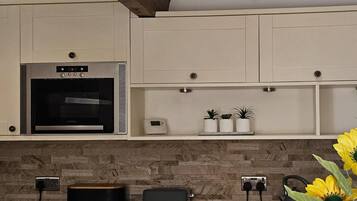 House | Private kitchen | Fridge, microwave, oven, stovetop