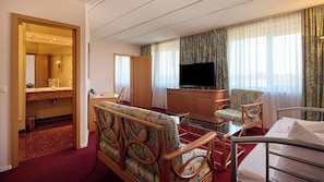 Standard Quadruple Room | Living area
