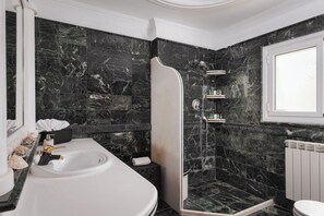 Dusche, umweltfreundliche Kosmetikartikel, Haartrockner, Handtücher