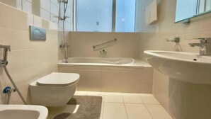Une salle de bain moderne avec une baignoire, des toilettes et un lavabo.