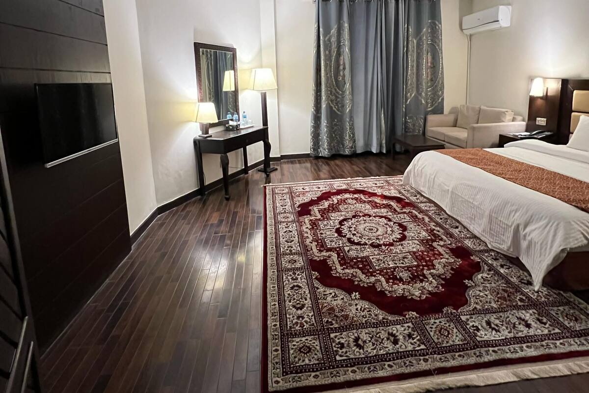 Familien-Doppel- oder -Zweibettzimmer, Nichtraucher, Hügelblick