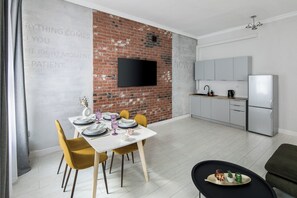 Grand Apartment, City View | In-room dining