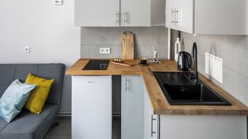 Comfort Apartment, Garden View | Private kitchenette | Fridge, stovetop, coffee/tea maker, electric kettle