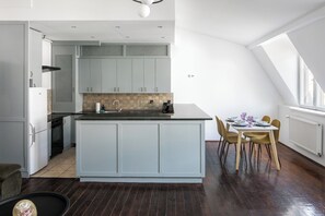 Departamento Elite, varias camas, torre | Cocineta privada | Refrigerador, parrilla de estufa, cafetera y tetera y tetera eléctrica 