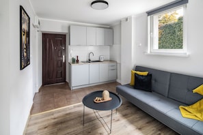 Deluxe Apartment, Garden View | Private kitchenette