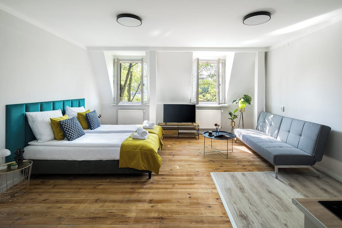 Apartamento superior, 1 cama de matrimonio con sofá cama, vistas a la ciudad | 2 dormitorios, ropa de cama hipoalergénica, mobiliario individual