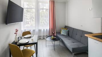 Appartamento Comfort, vista giardino | Area soggiorno | Smart TV 40 pollici con canali via cavo
