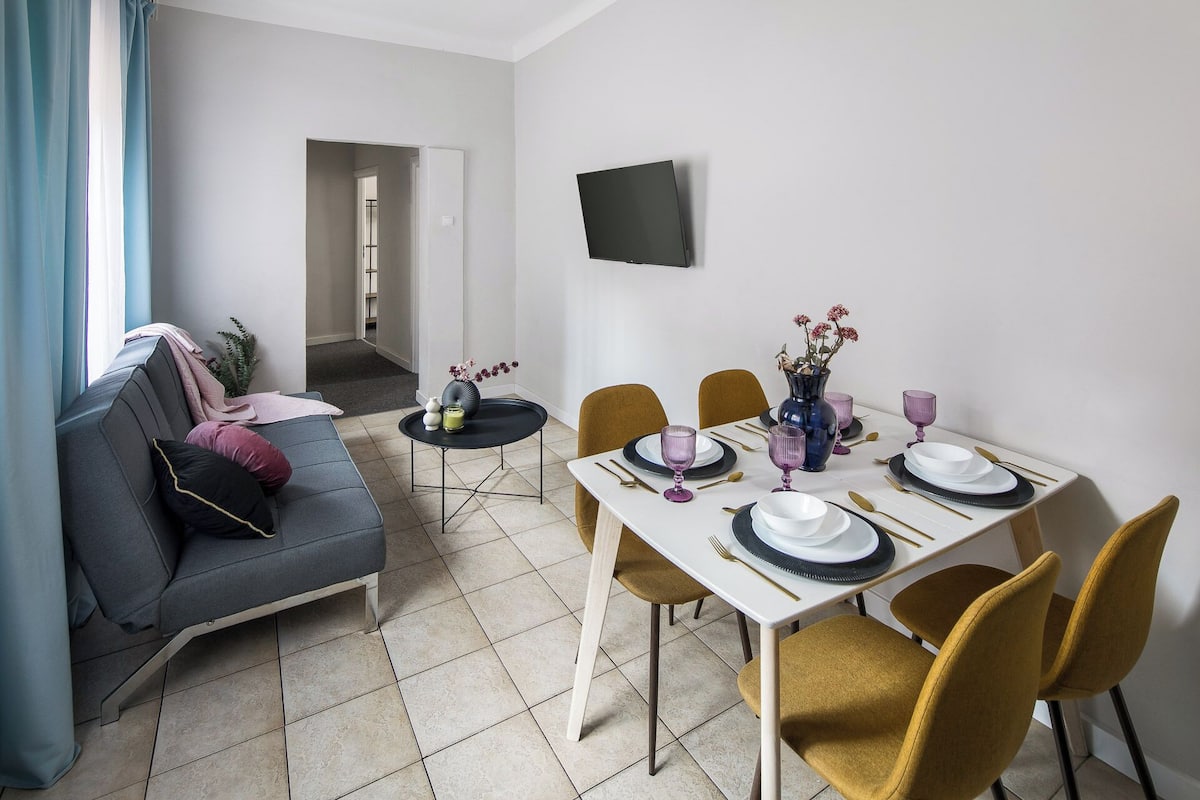 Deluxe Apartment, Garden View | Living area