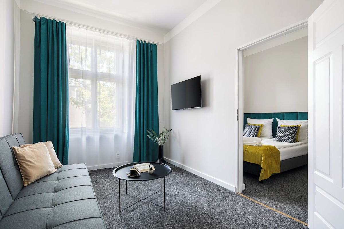 Habitación junior, 1 habitación, vistas al jardín | 2 dormitorios, ropa de cama hipoalergénica, mobiliario individual