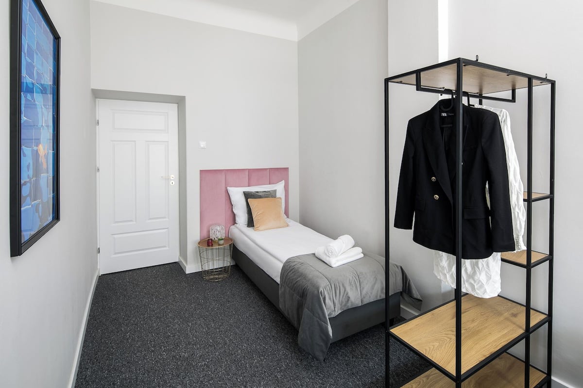 2 bedrooms, hypo-allergenic bedding, individually furnished