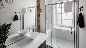Grand Apartment, City View | Bathroom | Shower, rainfall showerhead, hair dryer, towels