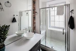 Grand Apartment, City View | Bathroom
