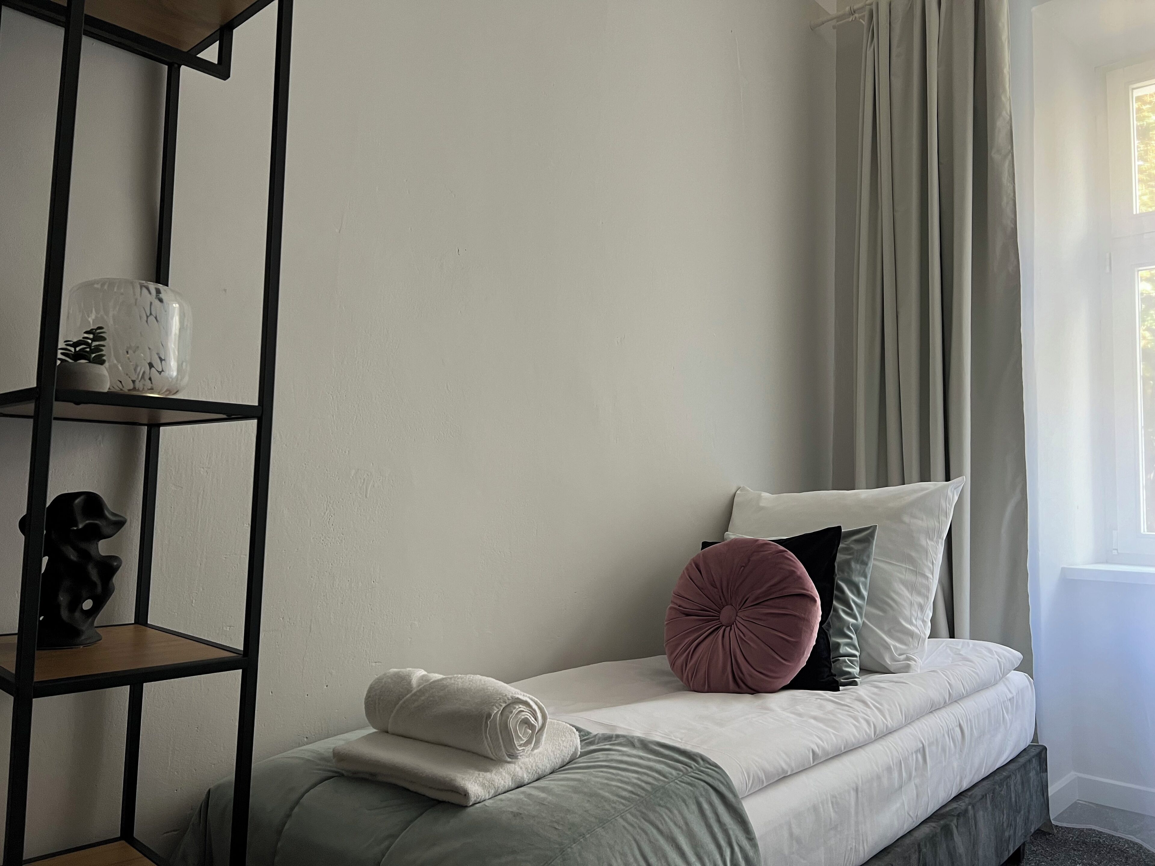 Hypo-allergenic bedding, iron/ironing board, free WiFi